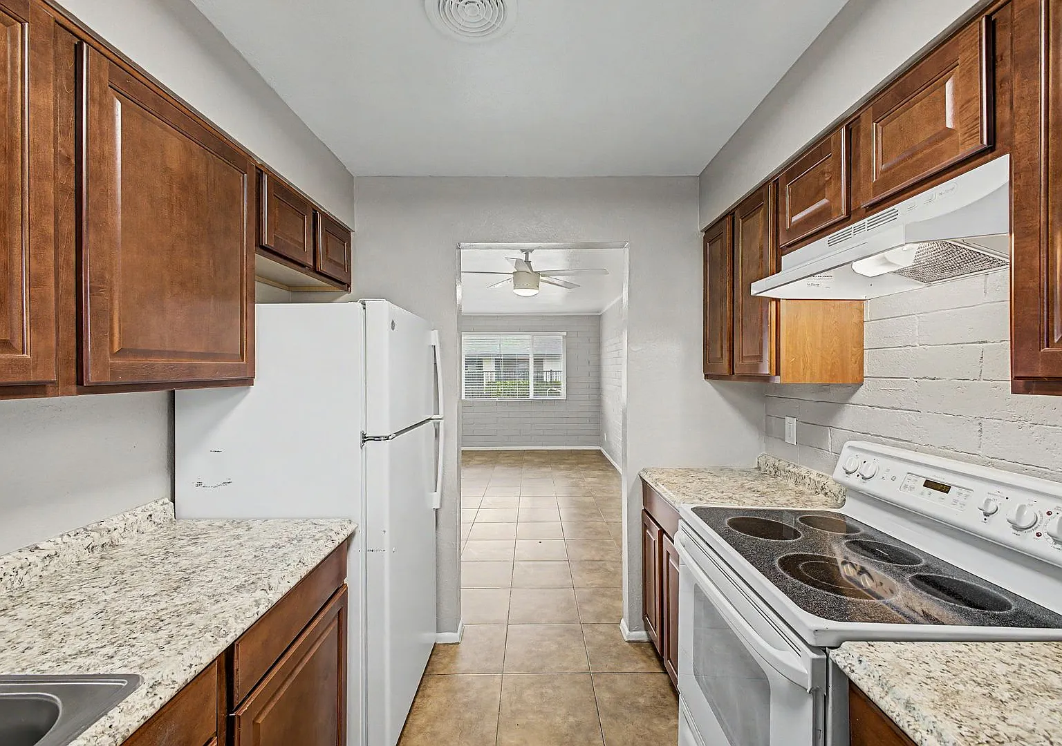 Alexsi Apartments — Photo 1