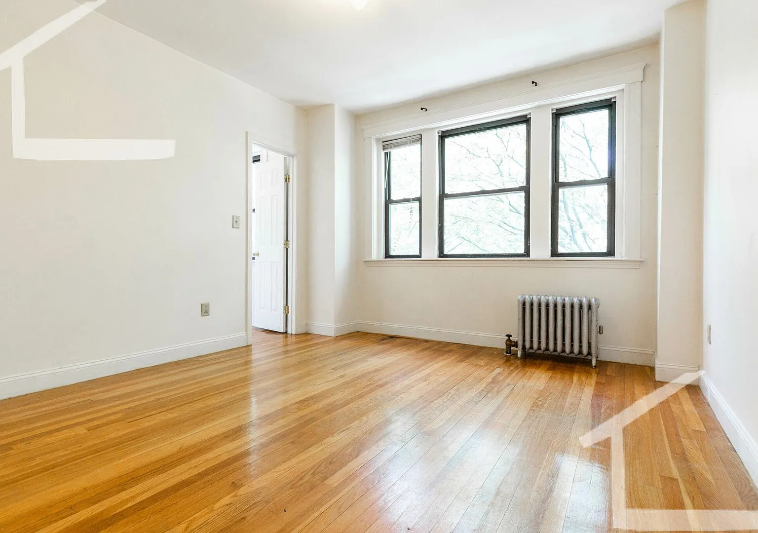 Conveniently Located, Spacious Apt w Ht & HW Inc. Near B and C lines! — Photo 3