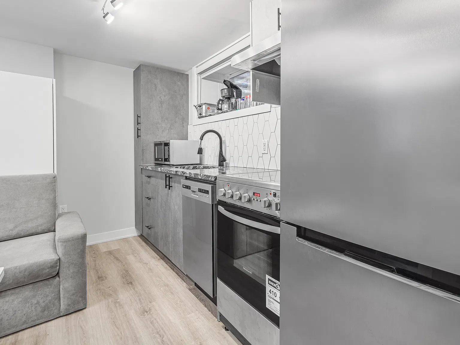 92 Hinton Avenue North — Photo 1