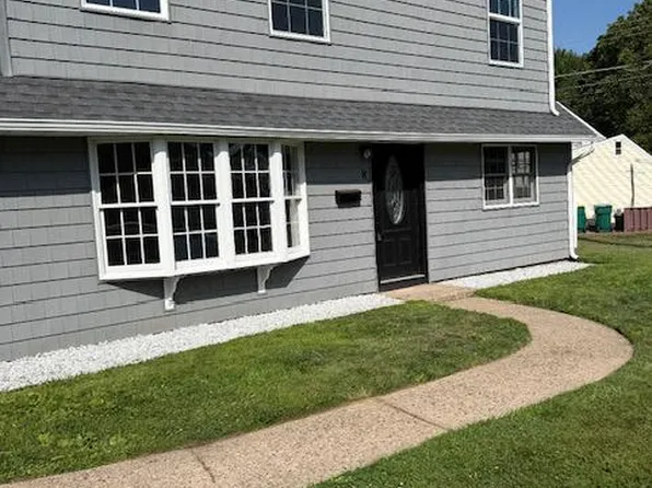 8 Parkside Cir, Levittown, PA 19056