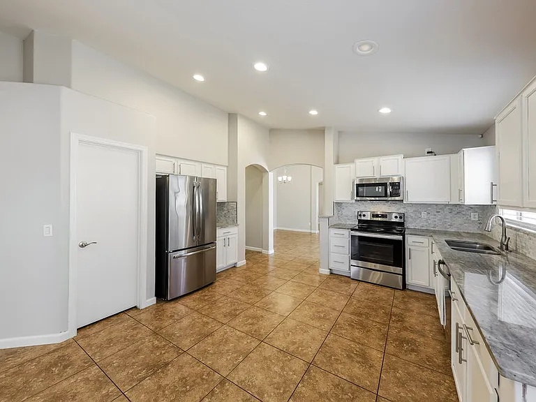 8133 W Hess Ave — Photo 6