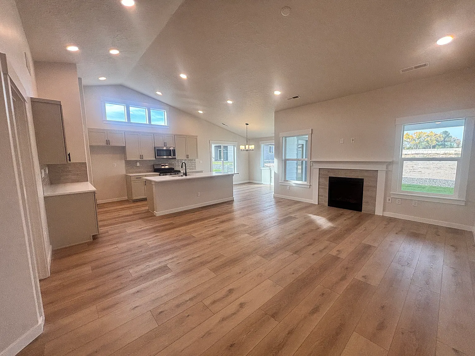 3 bed, 1805 sqft, $2,350 — Photo 3