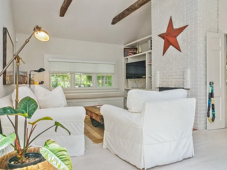 186 Kings Point Rd — Photo 9