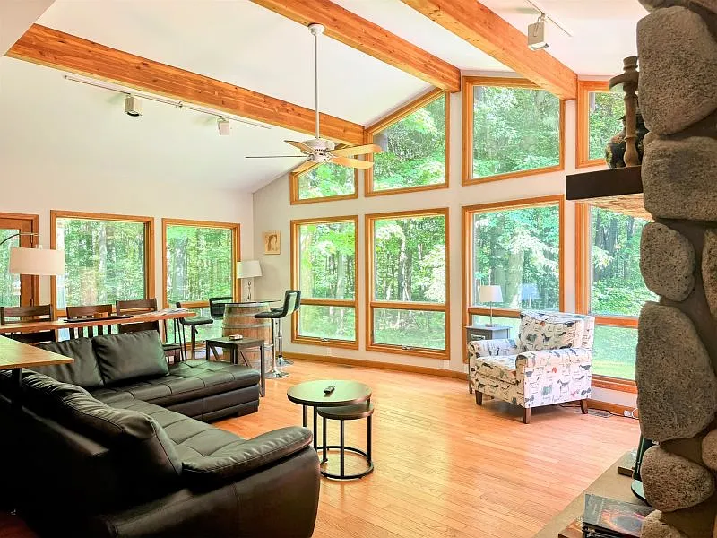 3 bed, 2550 sqft, $3,000 — Photo 2