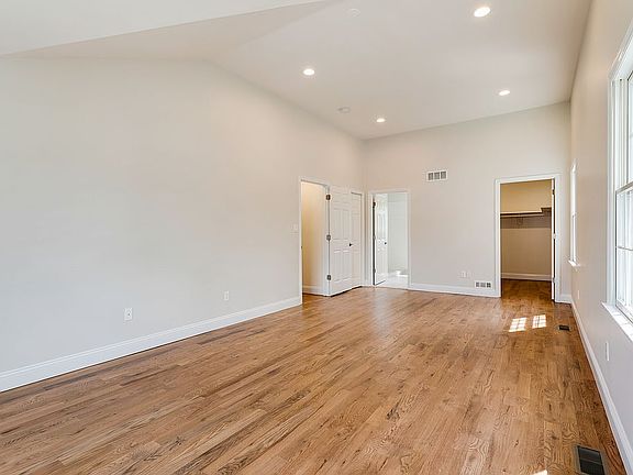 5th image of 740 Lawrence Ave
