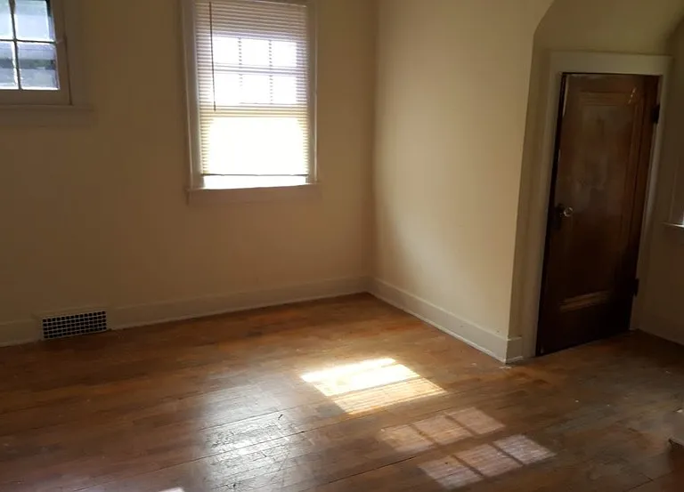 1004 Cleo St — Photo 3