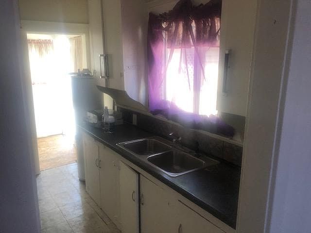 2nd image of 968 W 2nd St #1