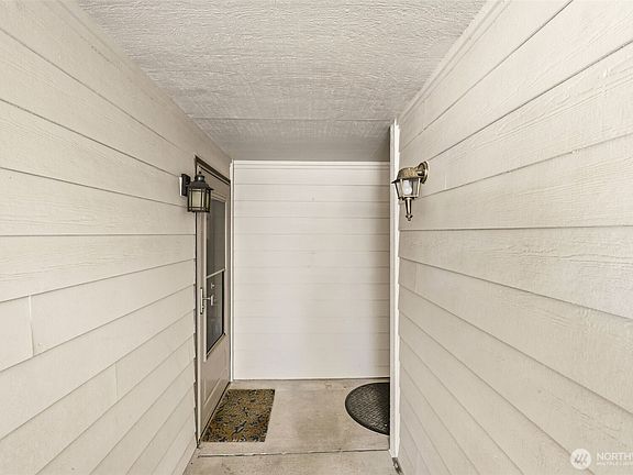 4th image of 1115 N I Street #204