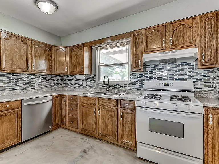 820 E Carroll Ln — Photo 9