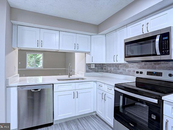 4th image of 5953 Rowanberry Dr #8B