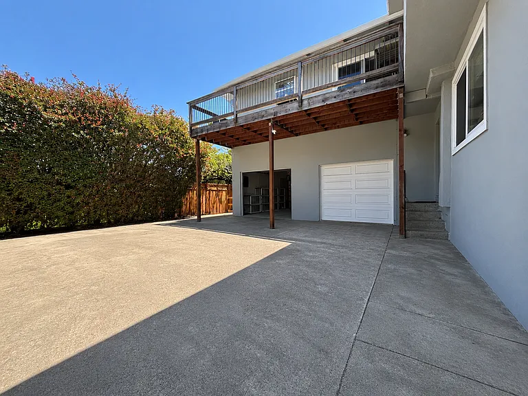 653 Bayview Dr — Photo 3