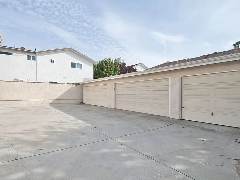 2302 Marshallfield Ln — Photo 13