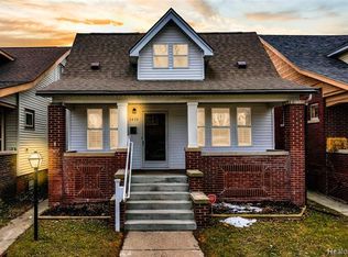 1419 Lakepointe St, Grosse Pointe Park, MI 48230