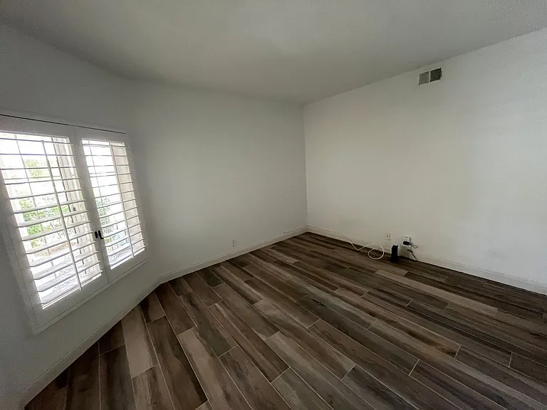 289 Vista Royale Cir W — Photo 22
