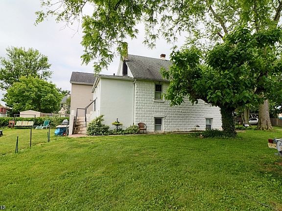 3rd image of 318 Angle Ave