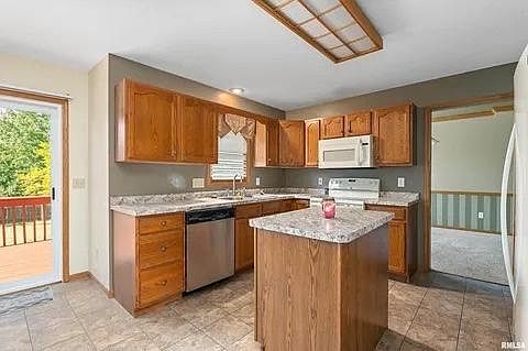 2nd image of 6134 N Lincoln Ave