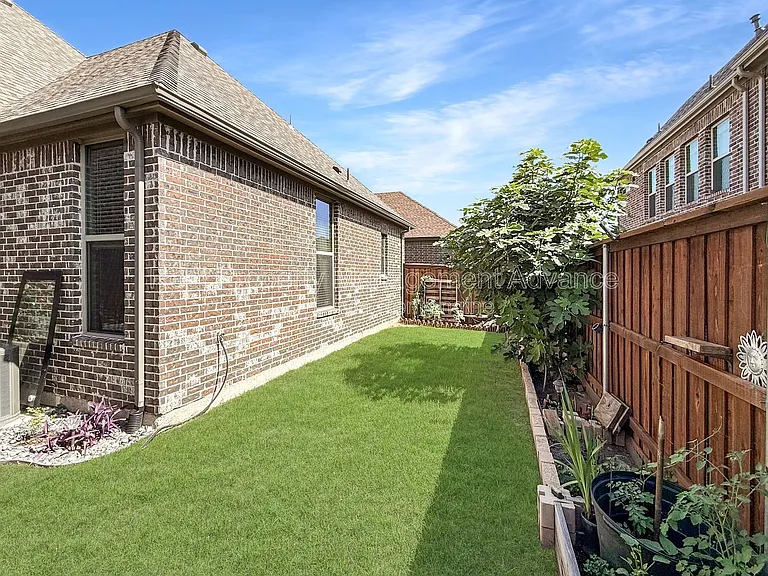 9209 Guadalupe St — Photo 3