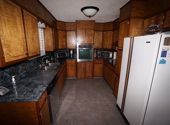 4th image of 405 E 89th St
