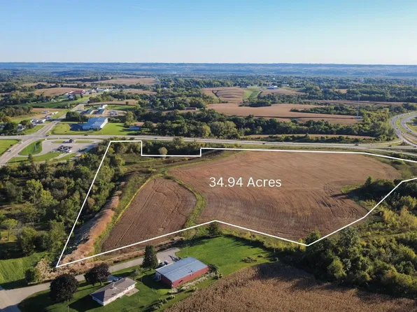 527 Badger Rd, Hazel Green, WI 53811