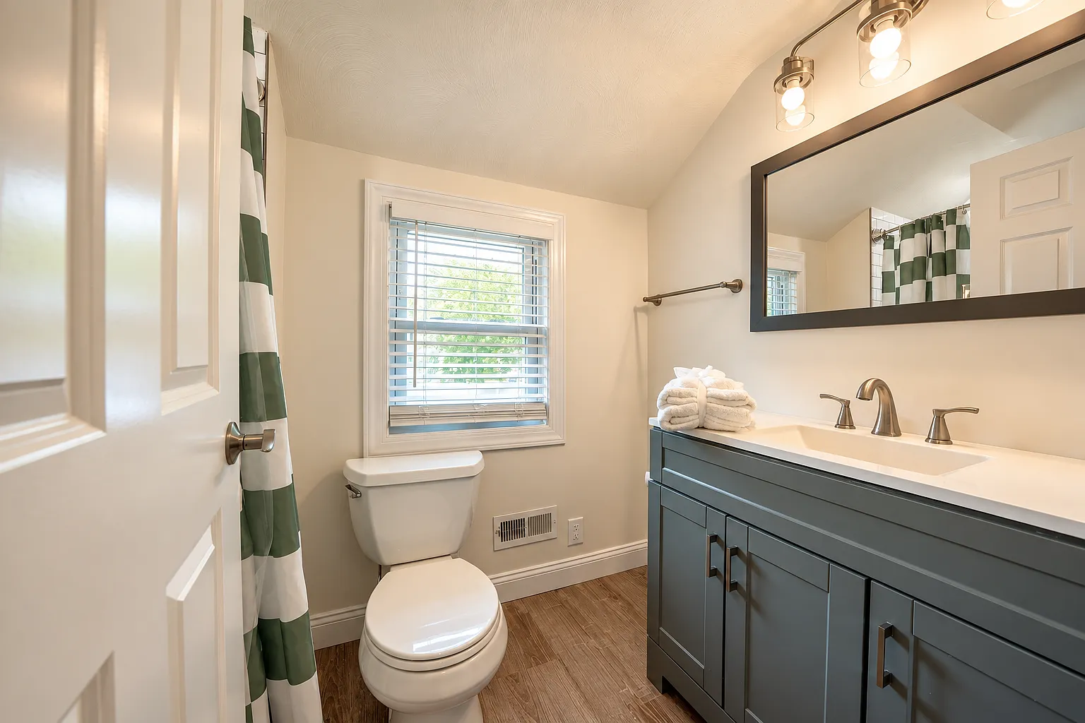 3 bed, 1210 sqft, $4,500 — Photo 3