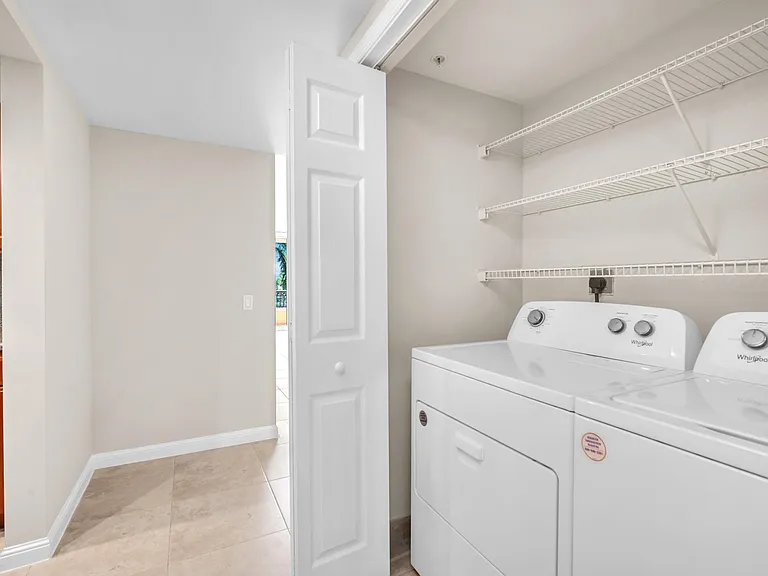 Royal Palm Apartments — Photo 16