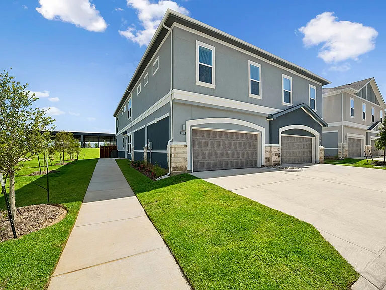 4-bed, 4-Bath, 2-car Garage 4-bed, 4-Bath, 2-car Garage