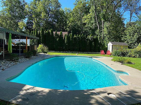 2nd image of 1055 Sproul Rd