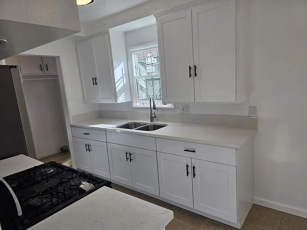Building Photo - 1310 W 89th St #1310.5