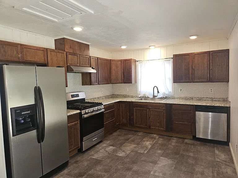 619 Berwick Dr — Photo 7
