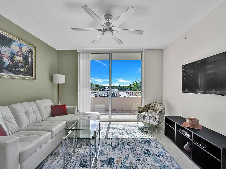 100 NE 6th St #203 — Photo 23