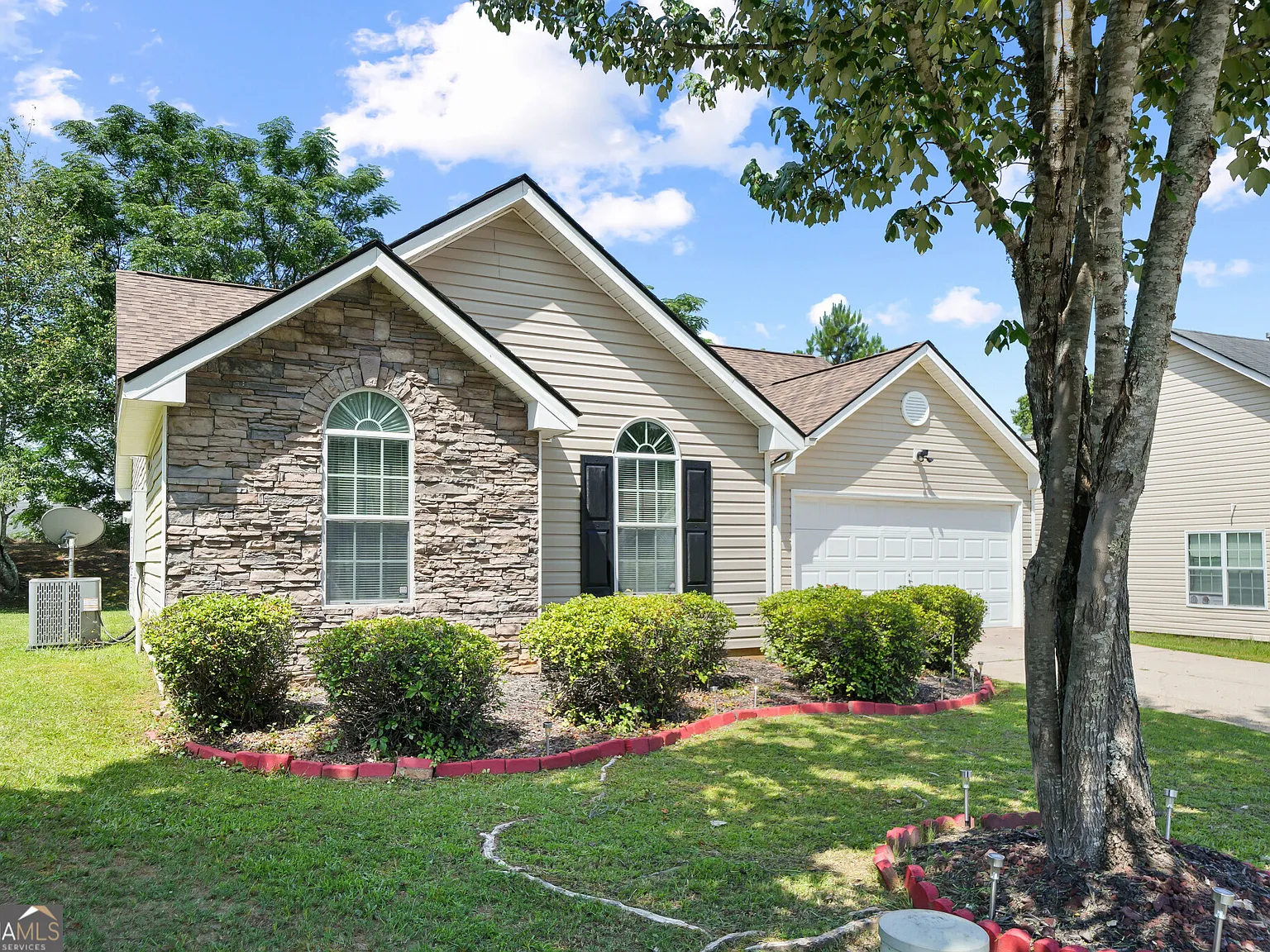 3 bed, 2.0 bath, 1312 sqft, $1,900 — Photo 3