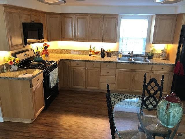 Gourmet Kitchen w/ Gas!