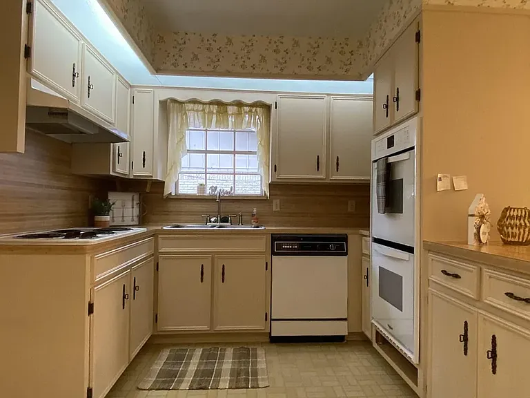 1170 Brandywine Dr — Photo 15