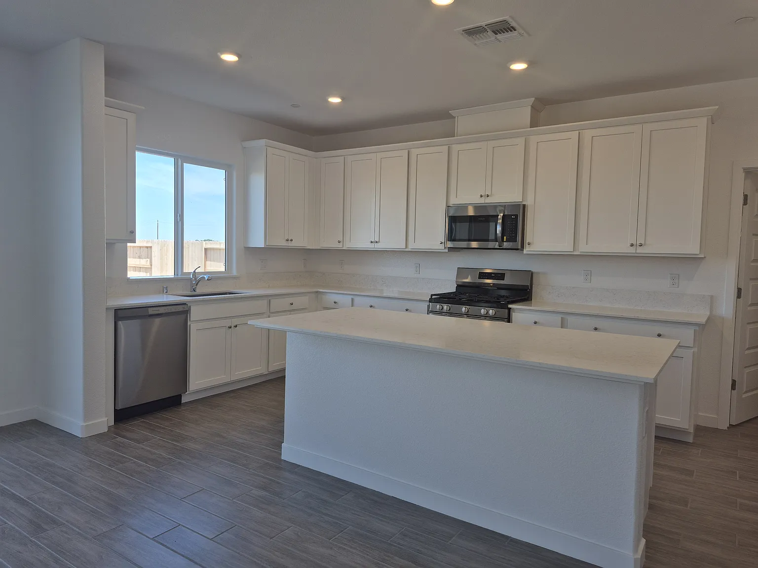 4 bed, 2.5 bath, 2466 sqft, $3,000 — Photo 2