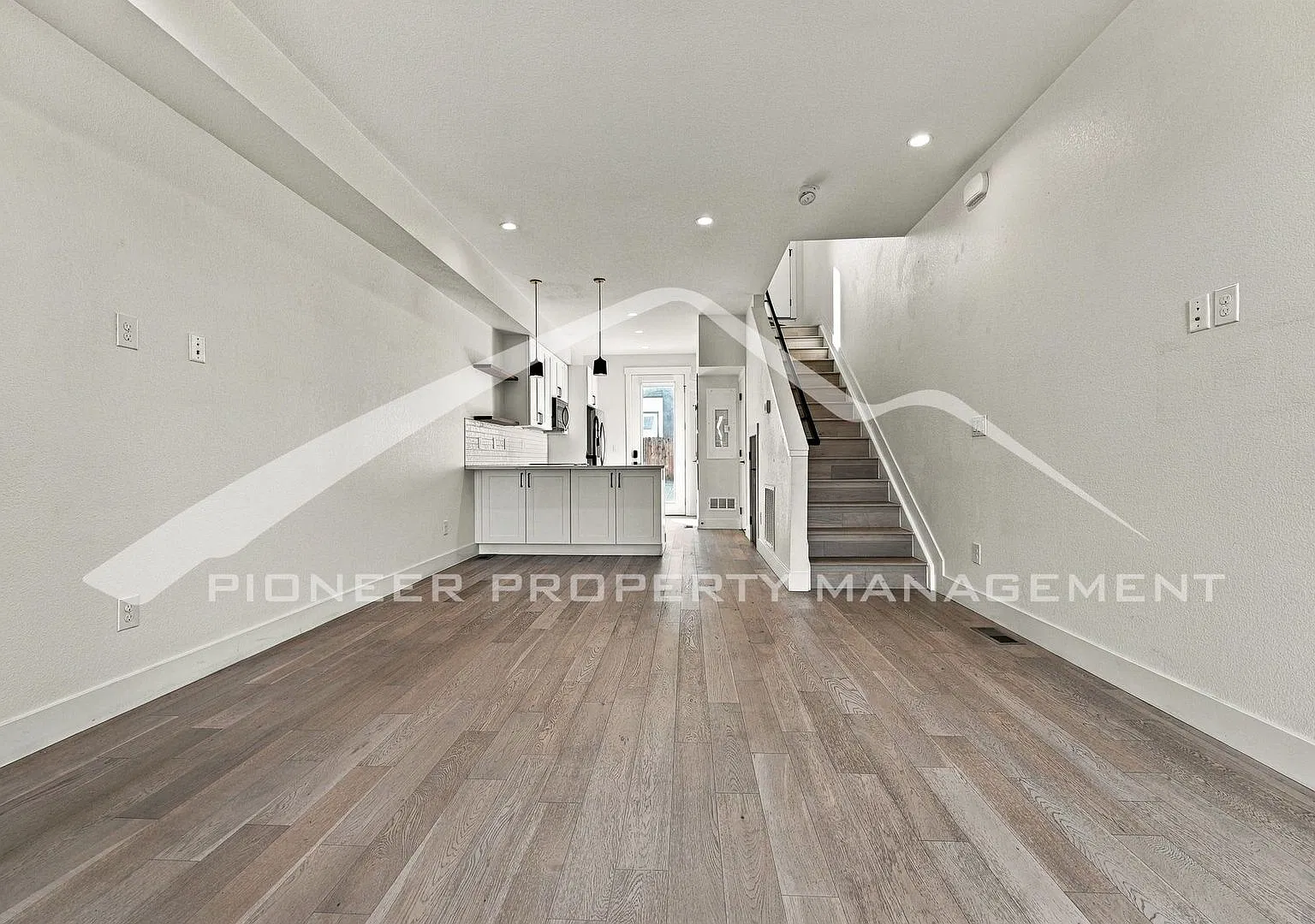Gorgeous Townhome with Central AC and Washer/Dryer — Photo 2