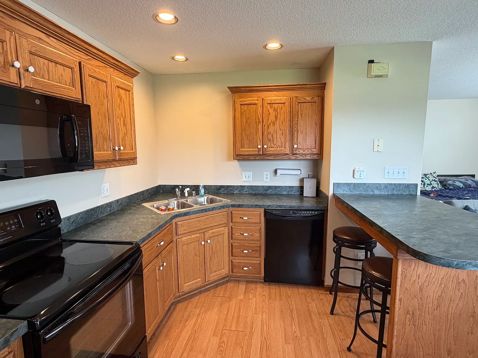 Studio, 750 sqft, $1,300 — Photo 2
