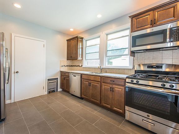 Bright with large windows- Stainless steel appliances