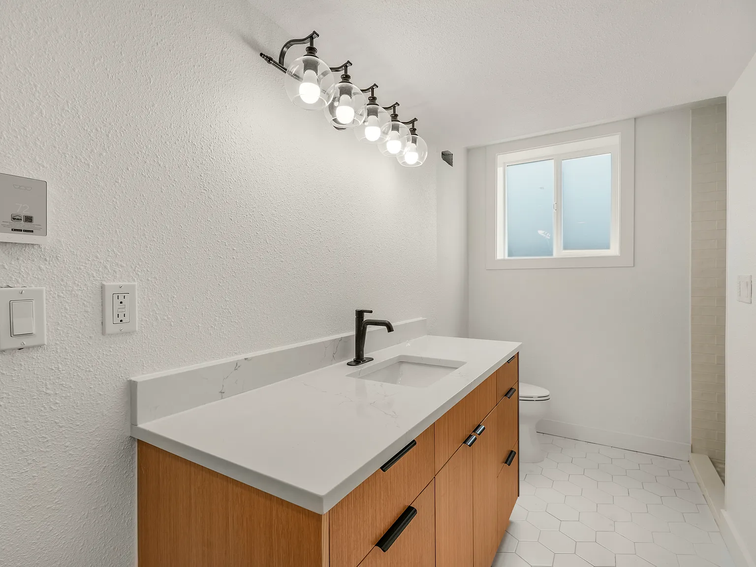 5 bed, 2780 sqft, $4,950 — Photo 4