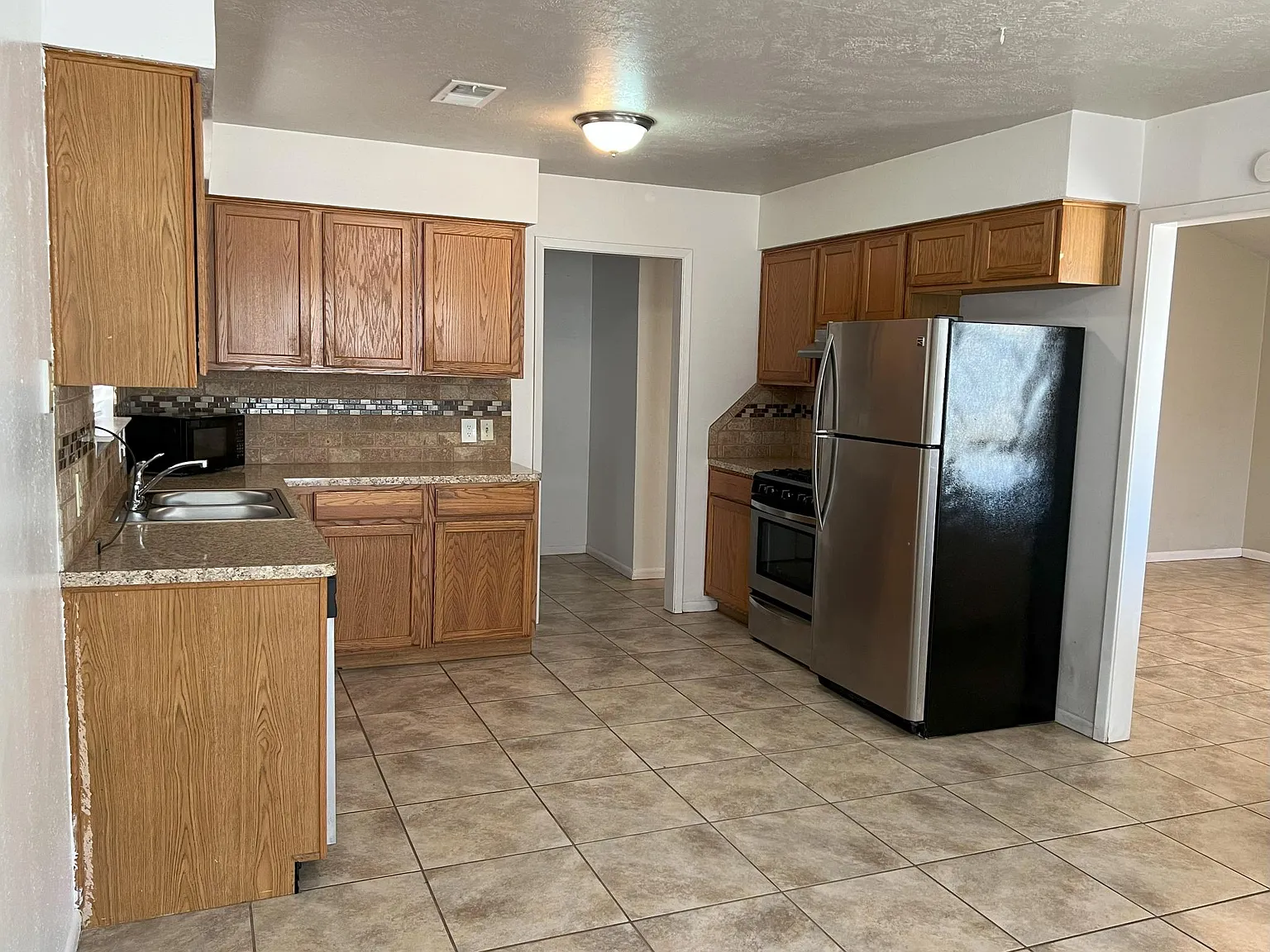 3 bed, 1200 sqft, $2,995 — Photo 4