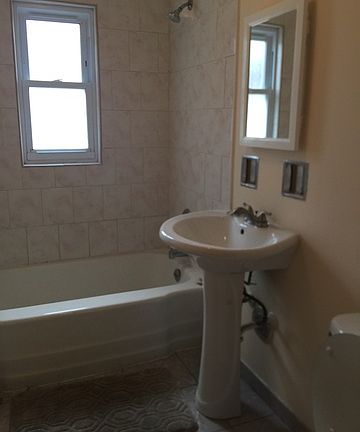 4th image of 1616 Ogden Ave #3