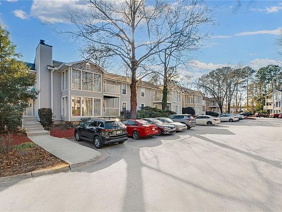 3rd image of 1403 Augusta Dr SE