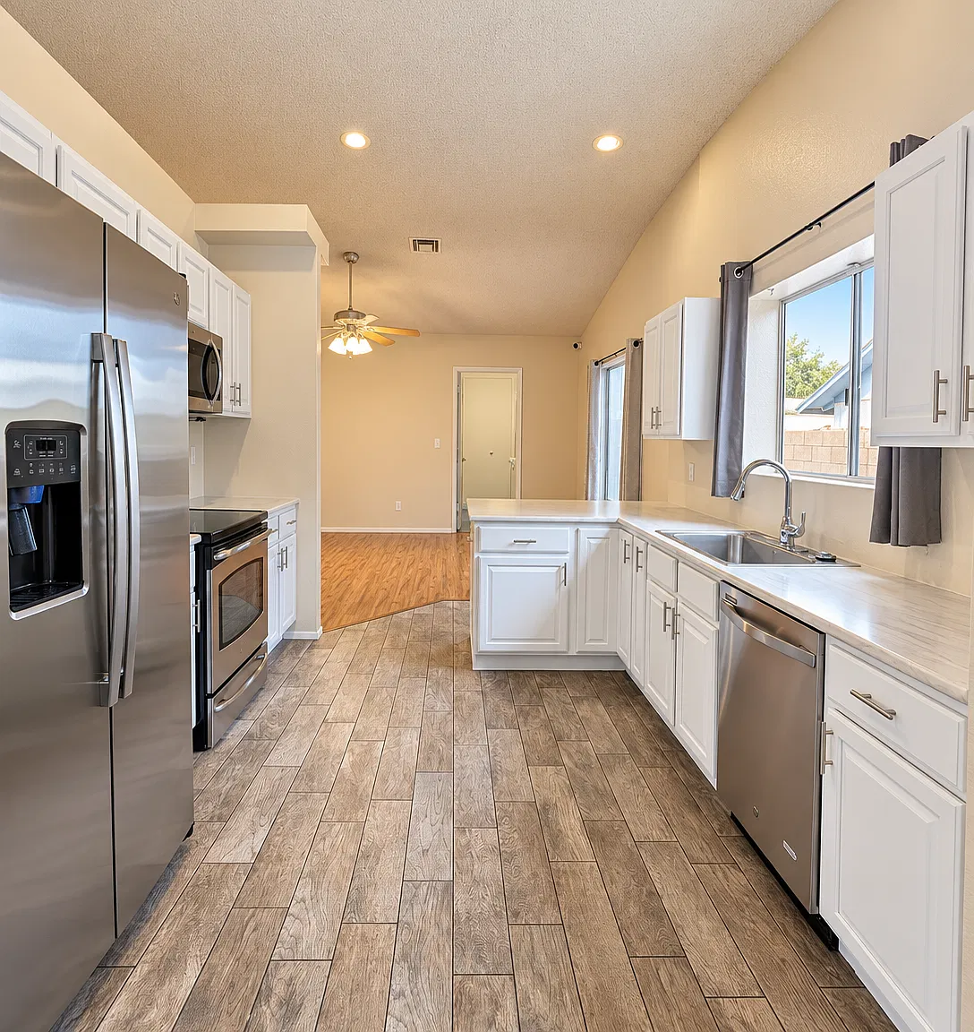 4 bed, 1926 sqft, $2,350 — Photo 4