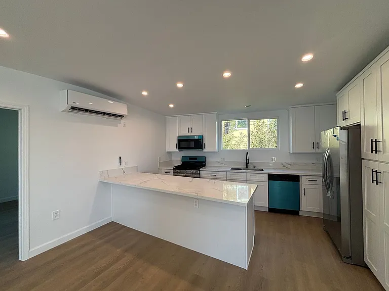 2280 S Barrington Ave — Photo 9