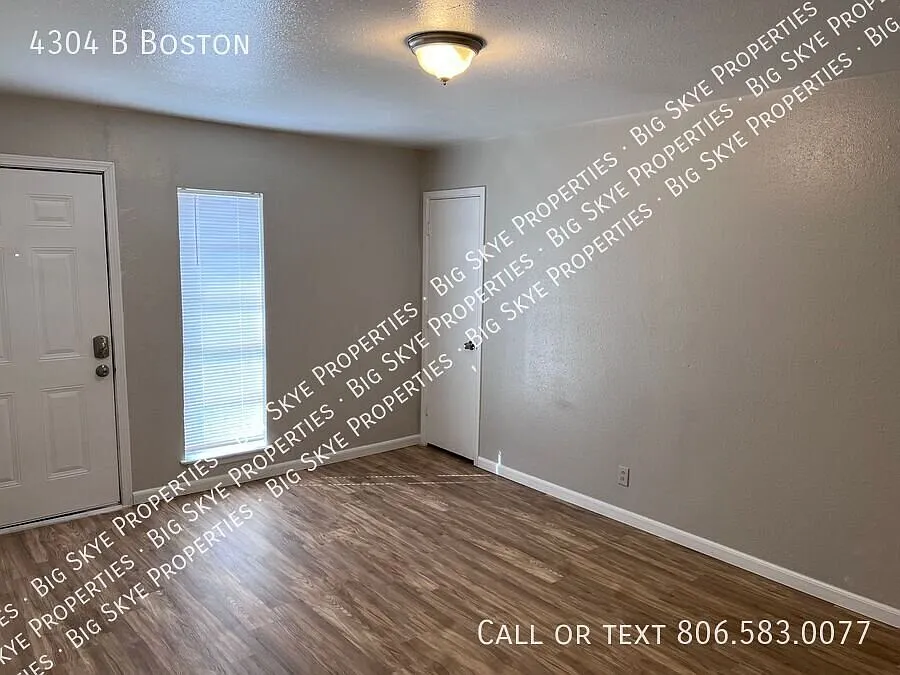 cute 2 bed 1 bath, near cute shopping area and coffee shop. near tech and medical. — Photo 2