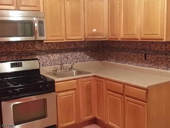 5th image of 449 Orange St