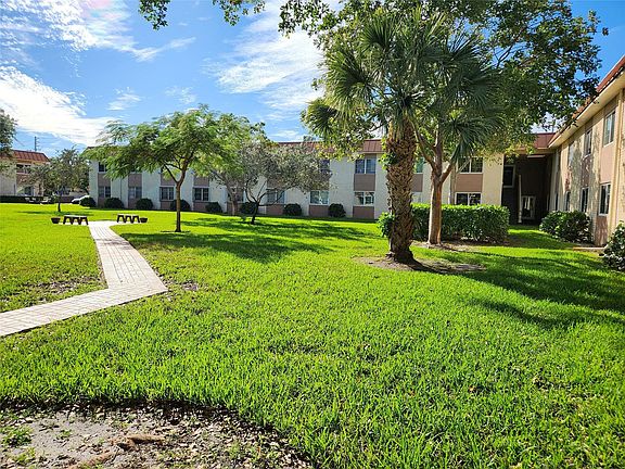 3rd image of 1950 N Andrews Avenue #105D