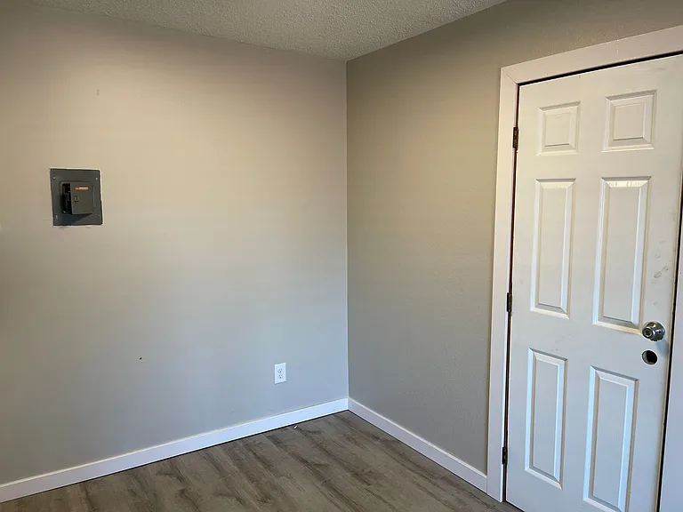 Newly Renovated 2 Bedroom Apartment on the West Side — Photo 15