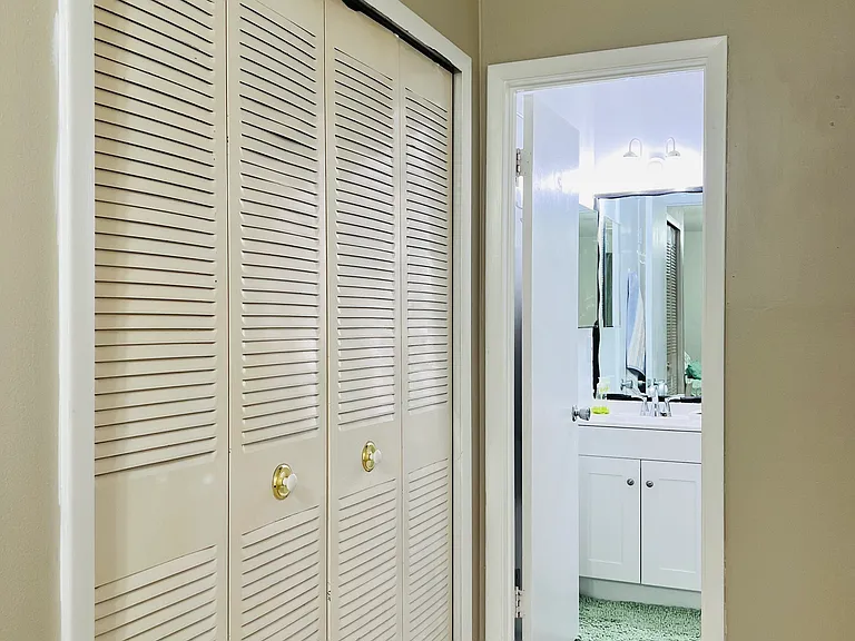 1100 E Caroline St — Photo 13