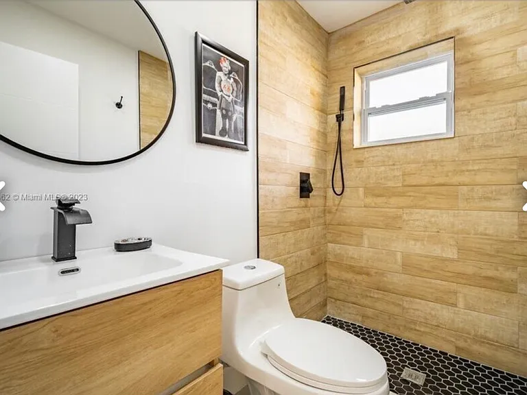 1521 NE 148th St #1 — Photo 3