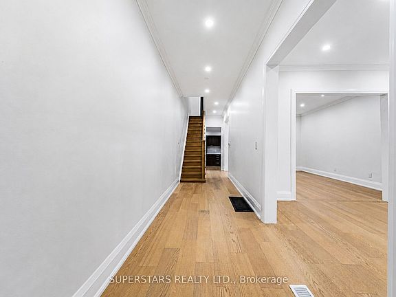 4th image of 105 Bellwoods Ave